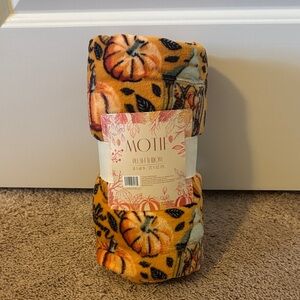 Motif Plush Throw Blanket with Pumpkin Design